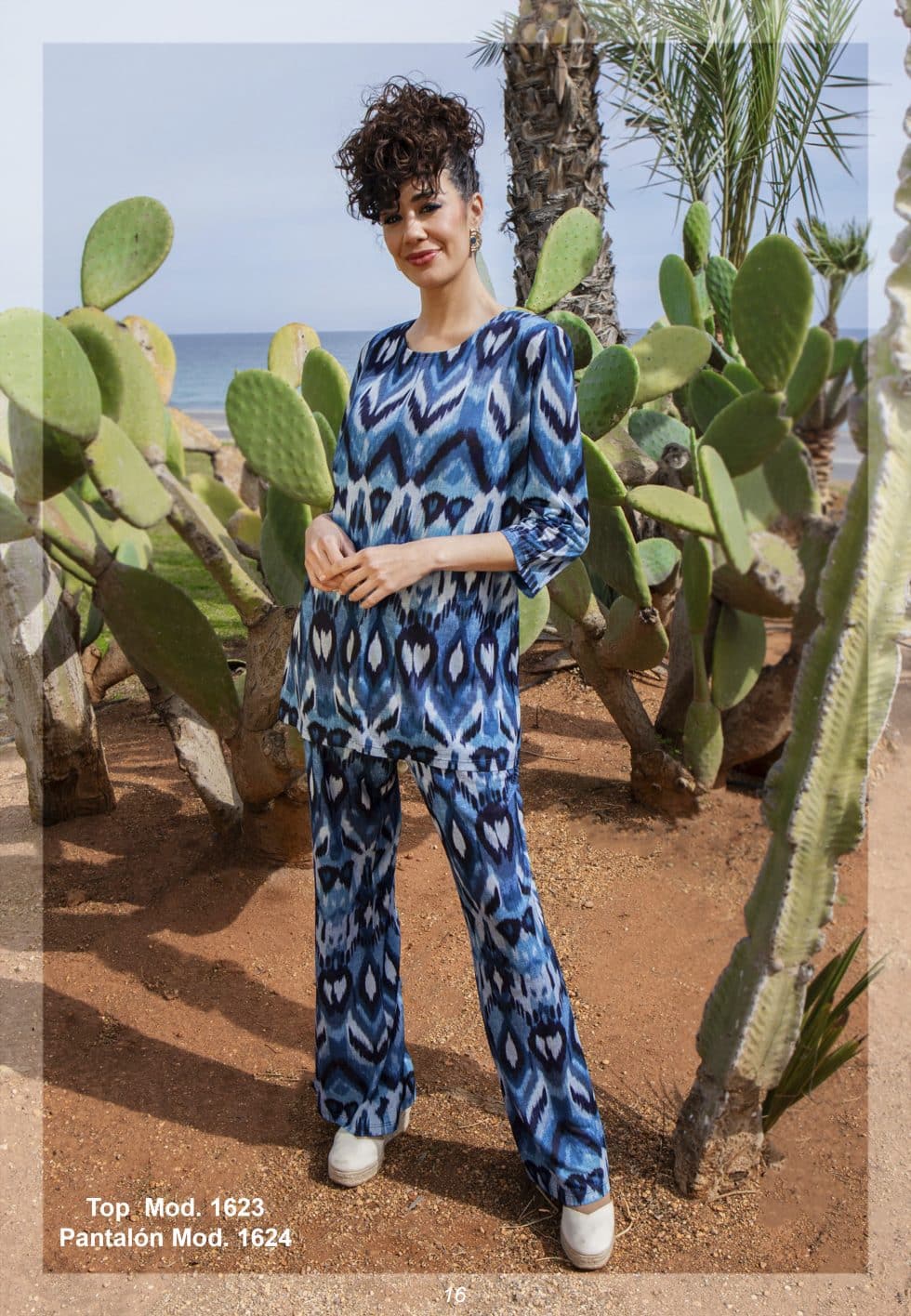 Blusón Lulú estampado en azul y blanco con manga semi, mostrado con pantalón a juego