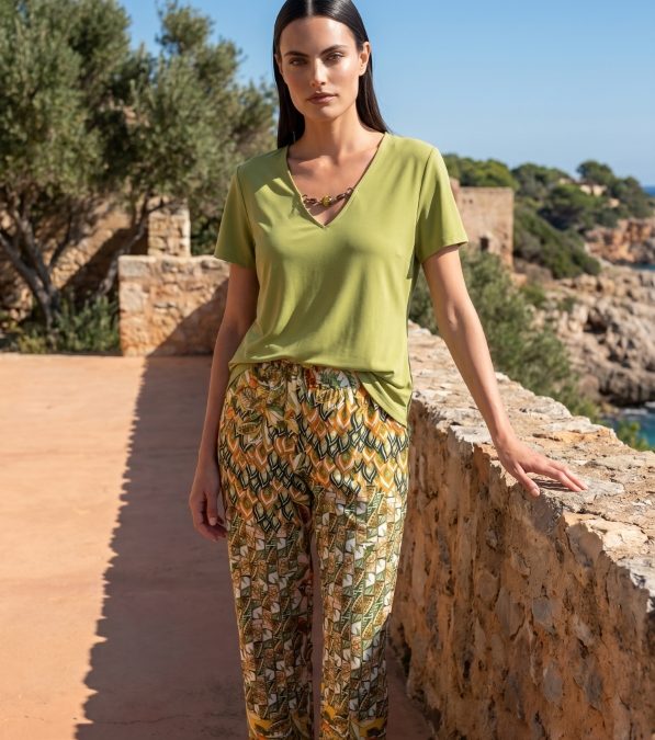 Pantalón estampado de Arona combinado con un top liso verde